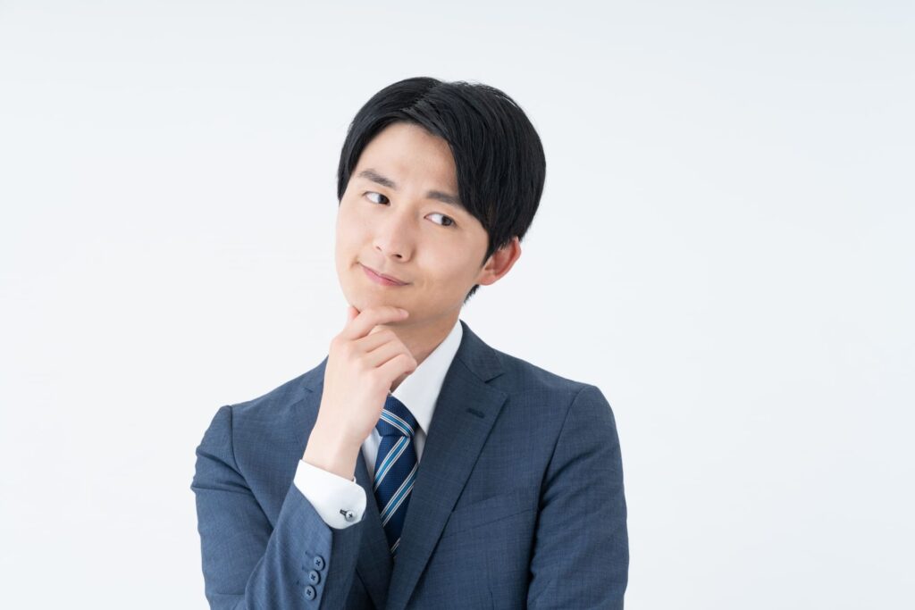 半導体部品調達の課題について悩む中小企業勤めの商社マン